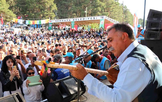 Şenkaya'da Bal Festivali'nde rekor katılım: 20 bin kişi Şirankes'te buluştu