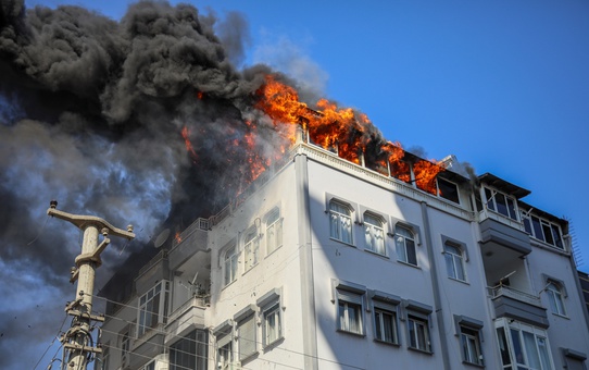 Ölümle burun buruna! 5. katın korkuluklarında asılı kaldılar