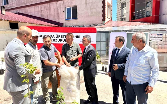 Pazaryolu'nda Üreticilere Fidan ve Naylon Desteği