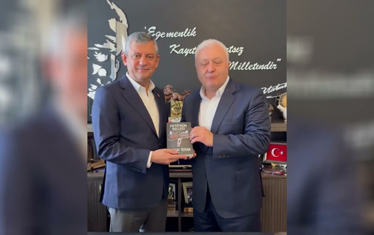 Özkan'dan Özel'e Kitap Hediyesi