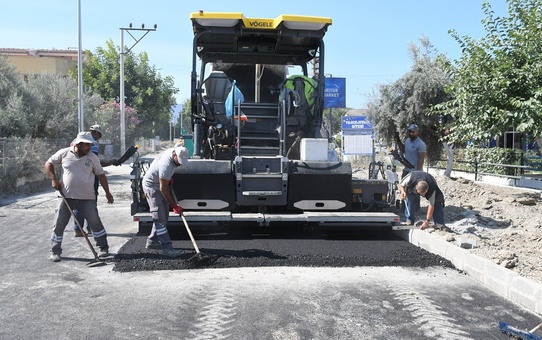 Kuşadası’nda sıcak asfalt çalışmasında sona gelindi
