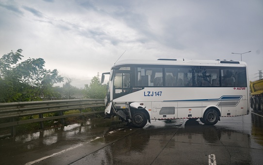 Eyüpsultan'da Midibüs Kazası: 3 Yaralı