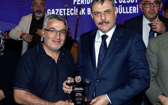Feridun Fazıl Özsoy Başarılı Gazeteciler Ödül Töreni’nde İHA’ya ödül