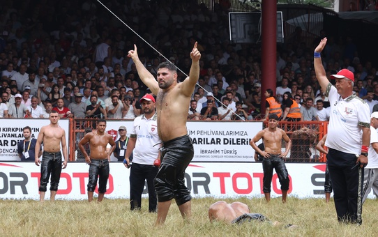 Antalya Büyükşehir Belediyesi Spor Kulübü’nden Erkan Taş, Ordu Aybastı Güreşleri’nde başpehlivan oldu