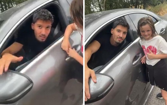 Altay Bayındır, önünü kesen minik taraftarla geleceğine dair konuştu