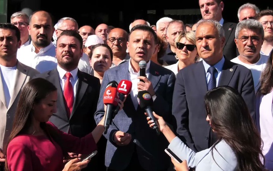 Sinem Dedetaş'ın gözaltına alınmasına tepki... Özgür Çelik: İki yıldır seçilmiş başkanları emniyetin bodrum katında uyuşturucu kokuları içinde tutup psikolojik işkence gerçekleştiriyorlar