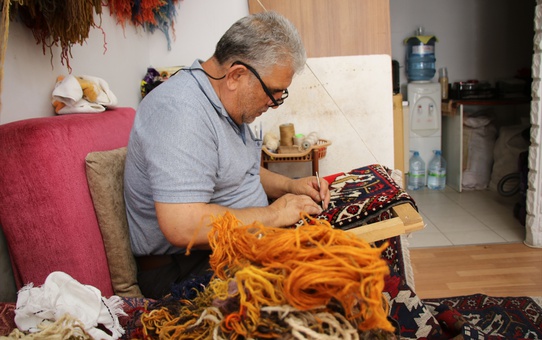 Tarihi Halıların Ustası: Suat Sarı
