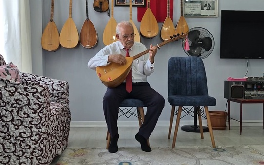 84 Yaşındaki Ozan Müzikle Yaşıyor