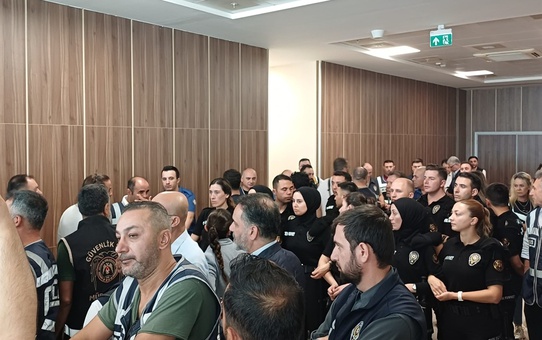 Görevinden uzaklaştırılan Büyükşehir Belediye Başkanı Bozbey'in yargılanmasında 16 kişiye tahliye
