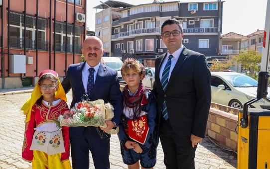 Vali Varol, Yenipazar’da kurumları ziyaret edip vatandaşlarla buluştu