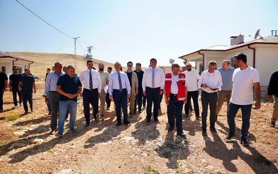 Darende’de öğretmenevi, kütüphane ve deprem konutları incelendi