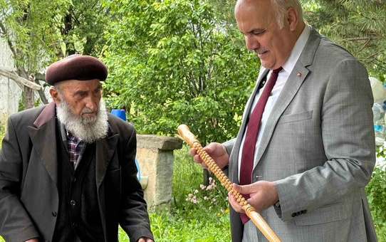 Kızılcahamam Belediye Başkanı Acar, 93 yaşındaki baston ustasını ziyaret etti