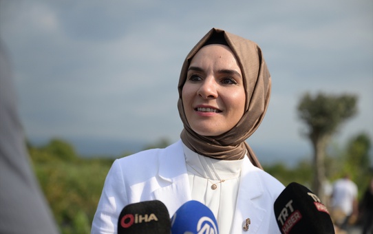 Bakan Göktaş, Çocuklarla Yaban Mersini Topladı