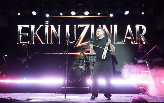 Ekin Uzunlar sahnede kemençe şov yaptı