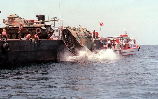 100 savaş tankını denize attılar