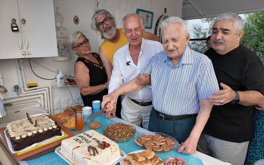 Asrı geride bıraktı, 101 yaşına komşularının alkışlarıyla girdi