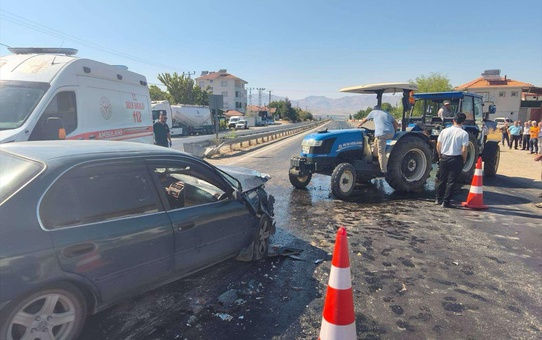 Malatya'da Traktör-Otomobil Çarpıştı: 3 Yaralı