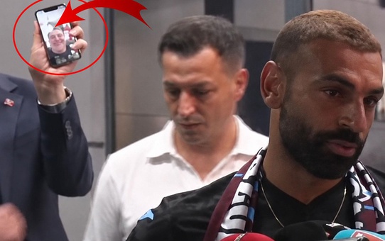 Salah karşılamasına damga vuran görüntü! Görüşmedeki isim bomba
