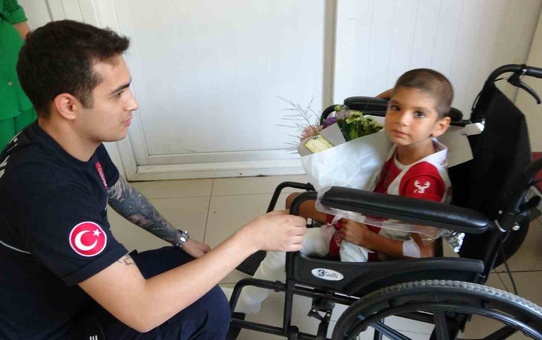 6 metrelik kuyuya düşen çocuk kendisini kurtaran kahramanıyla buluştu