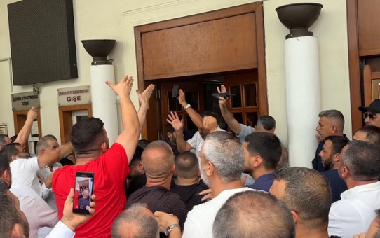 Adana'da servis plakası ihalesine tepki! Belediye önünde arbede çıktı
