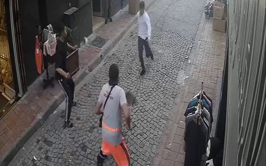 Fatih’te tramvayda telefon çaldıktan sonra kaçan hırsıza, temizlik personelinden süpürgeli müdahale kamerada