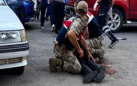 Çocuk istismarcısına hastane bahçesinde kanlı infaz! Baba ve oğlu tutuklandı