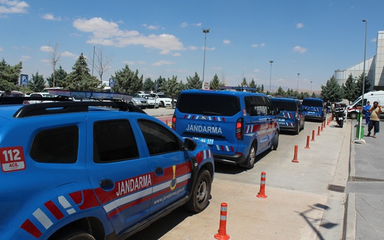 Borç kavgası kanlı bitti: Arkadaşlarına kurşun yağdırdı
