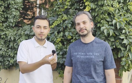Kuaförden sınırları zorlayan tıraş: Çekici kasasında saç kesimi, hem de hareket halindeyken