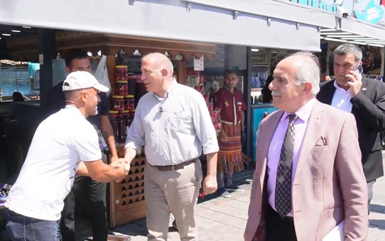 CHP İstanbul İl Başkanı Gürsel Tekin'den Eminönü'nde esnaf ziyareti
