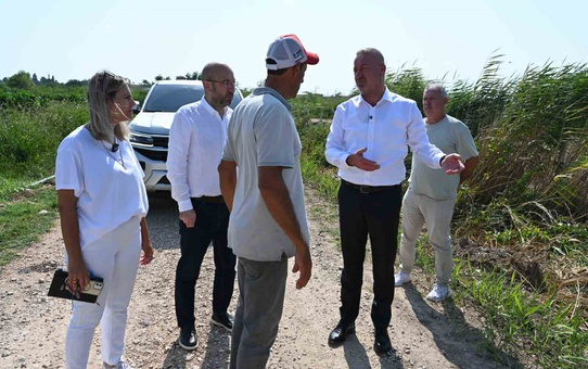 Karacabey Belediyesi kırsaldaki arazi yollarını düzenleniyor