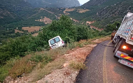 Osmaniye’de yağış nedeniyle yoldan çıkan araç uçuruma düşmekten son anda kurtuldu