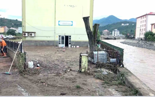 Giresun’da sel suları çekildi, geriye çamuru kaldı
