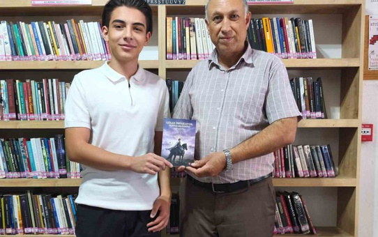 Bor'da Genç Tarihçiden Yazara Kitap Takdimi