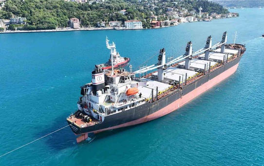 İstanbul Boğazı’nda acil durum alarmı: İHA saldırısına uğrayan dev gemi için trafik çift yönlü kapatıldı