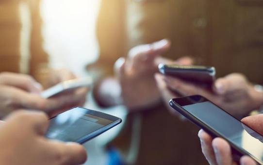 Telefon piyasasında dengeler değişiyor! Dev markalardan beklenmedik hamle