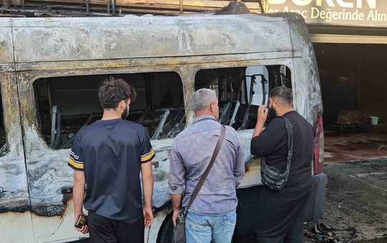 Minibüs Yangını Kundaklama Şüphesi: Sanayi Sitesinde Büyük Hasar
