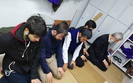 Kuytul'un namaz selfiesi yeniden gündemde