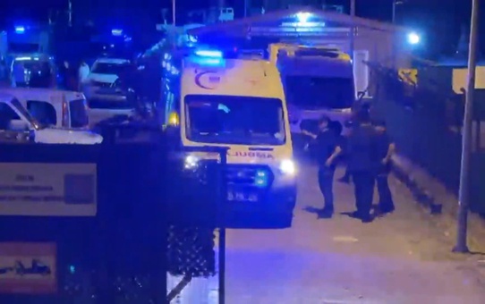 Zeytinburnu'nda gemi personeli zehirlenme şüphesiyle hastaneye kaldırıldı