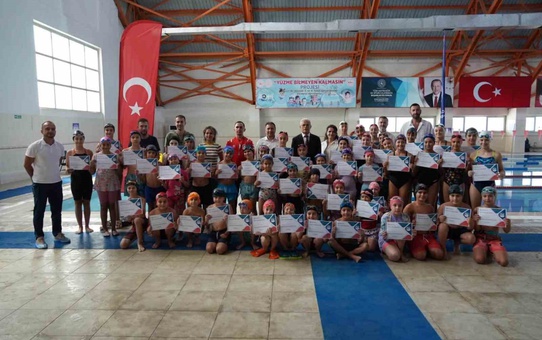 Yaz boyunca kulaç attılar sertifikalarını aldılar