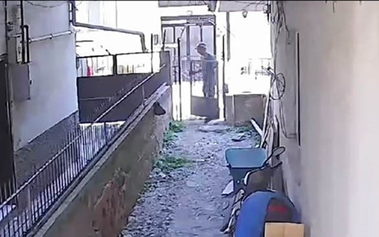 Hurdacı Güpegündüz Kapıyı Söküp Götürdü