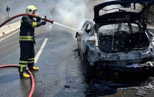 Sakar’da yanan araç kullanılmaz hale geldi