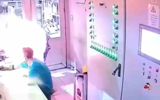 Samsun'da fabrikada patlama anı kamerada: 2 yaralı