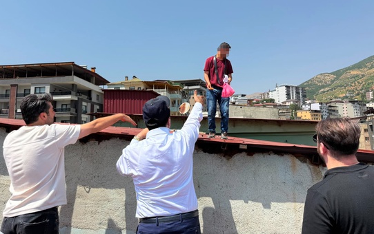Türkiye’yi gezen 'İntiharkolik' yine sahnede: 242’nci intihar girişimini Şemdinli’de denedi