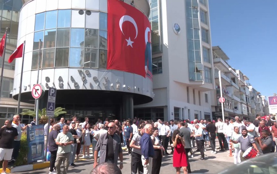 Görevine iade edilen Balçova Belediye Başkanı Yiğit, mesaisine başladı