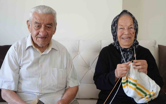 Rüyası hayatına yön verdi, yarım asırdır çocuklar için örgü örüyor: 72 yıllık eşi en büyük destekçisi