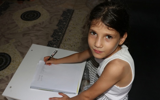 Aile, Kızları İçin İşitme Cihazı Yardımı Bekliyor
