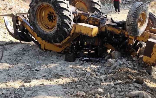 Osmaniye’de iş makinesi devrildi, operatör yaralandı