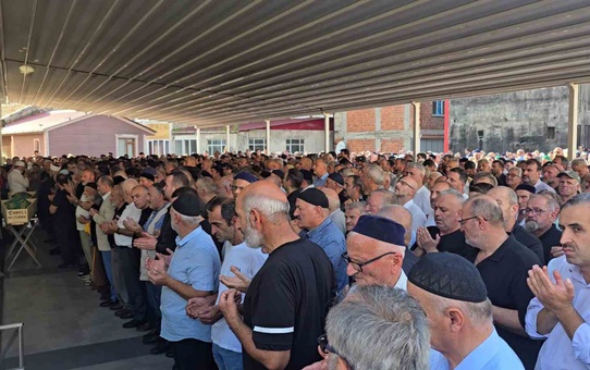Rize’de denizde boğulan iki kardeş son yolculuklarına uğurlandı