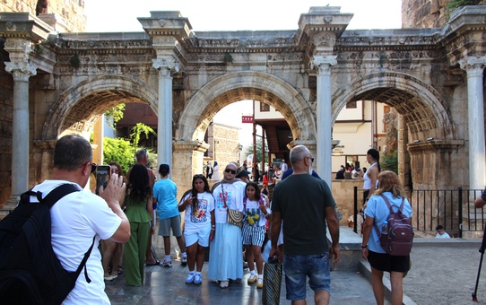 Hadrian Kapısı'nın Işıklandırılması Tamamlandı