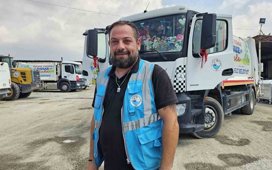 Depremde kız kardeşini ve babasını kaybeden belediye personeli, afetzede çocuklara çöp kamyonuyla mutluluk dağıtıyor